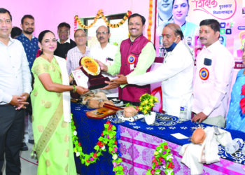 वैशाली पाटील यांना आदर्श शिक्षिका पुरस्कार
