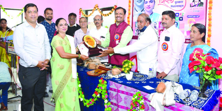 वैशाली पाटील यांना आदर्श शिक्षिका पुरस्कार