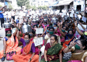 शुद्ध व नियमित पाण्यासाठी महिलांचा जिल्हा परिषदेवर हंडा मोर्चा