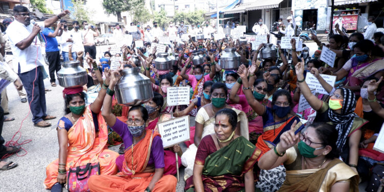 शुद्ध व नियमित पाण्यासाठी महिलांचा जिल्हा परिषदेवर हंडा मोर्चा