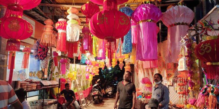 आकाश कंदीलांनी सजल्या उरण बाजारपेठा