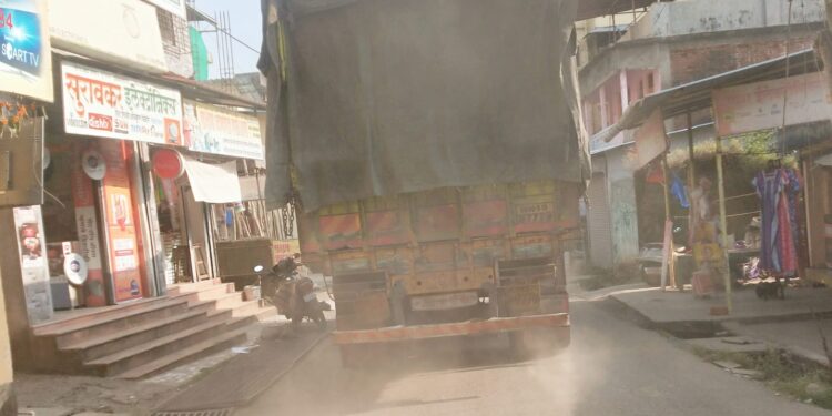 दिवाळीच्या आगमनावर धुरळ्यांची आतिषबाजी
