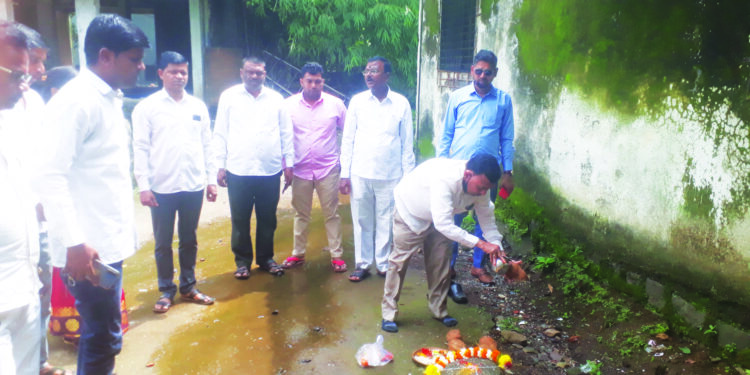 काशीनाथ पाटील यांच्या हस्ते विविध कामांचे भूमीपूजन