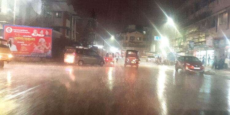 अलिबागमध्ये विजांच्या कडकडाटासह पाऊस