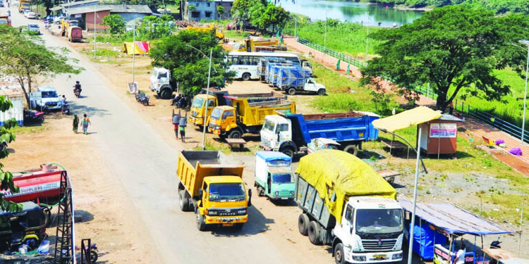 रोहा नगर पालिकेच्या मूकसंमतीने नदीसंवर्धन व सुशोभीकरण प्रकल्पाला काळी टीत