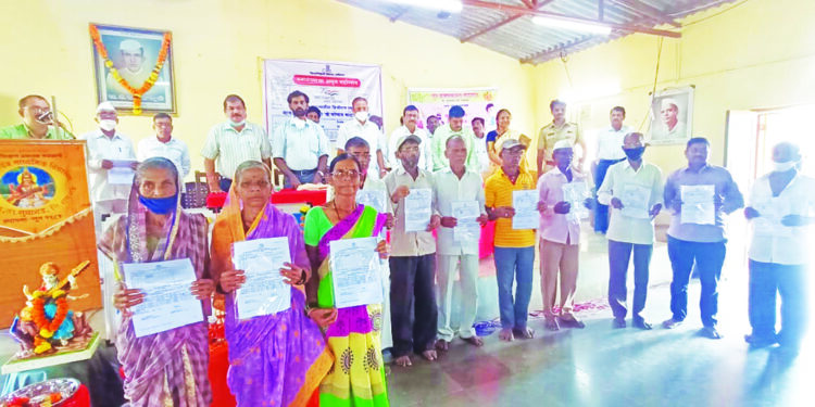 सुधागडातील शेतकर्‍यांना मोफत सातबाराचे वाटप