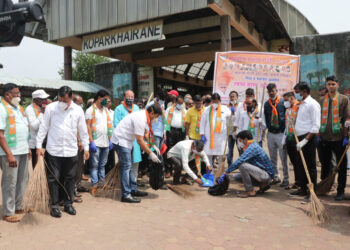 कोपरखैरणे रेल्वे स्थानकात स्वच्छता मोहीम