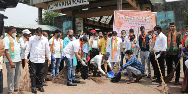 कोपरखैरणे रेल्वे स्थानकात स्वच्छता मोहीम