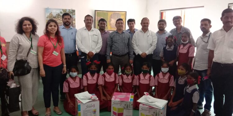 गरजूंना शैक्षणिक साहित्याचे वाटप