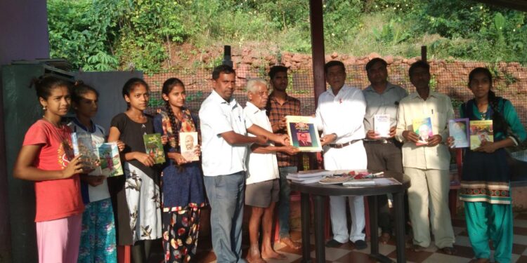 साने गुरुजी बालभवन वाचनालयला पुस्तक भेट