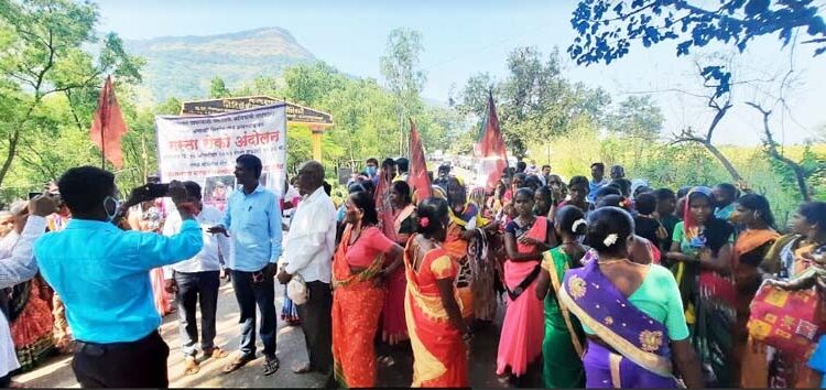 आदिवासींनी रोखला नेरळ-माथेरान घाट