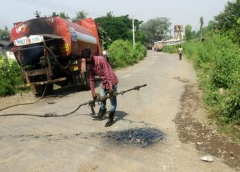 शेकापच्या दणक्याने अलिबाग-रोहा रस्त्याच्या दुरुस्तीला सुरुवात