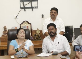 पत्रकार परिषदेत जि.प. सदस्य मानसी दळवींचीही जीभ घसरली