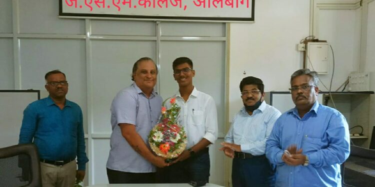 जे. एस. एम. महाविद्यालयाचा विद्यार्थी हर्षल जुईकर यास संयुक्त राष्ट्रांमध्ये भारताचे प्रतिनिधित्व करण्याची संधी