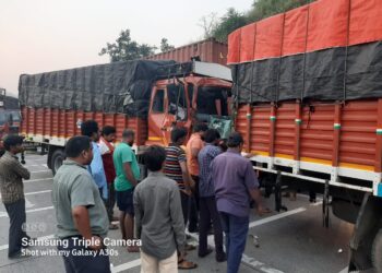 मुबंई-पुणे महामार्गावर अपघात