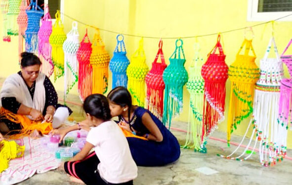 बचत गटाकडून पर्यावरणपूरक आकाश कंदील