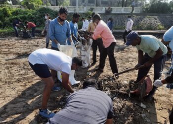 अलिबाग समुद्रकिनारी प्लास्टिक संकलन व स्वच्छता मोहीम