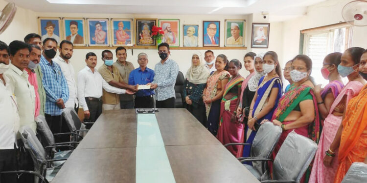 नागोठणे ग्रामपंचायत कर्मचार्यांना बोनस वाटप