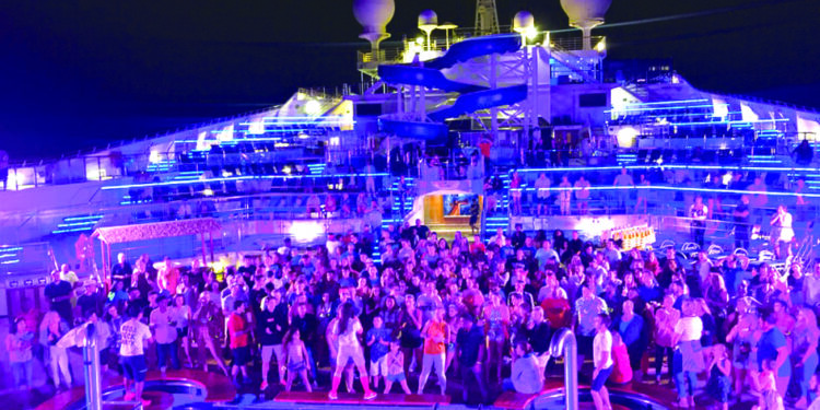 क्रूझ आऊट ऑफ कंट्रोल!