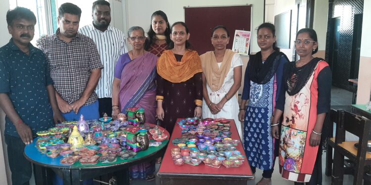 विशेष मुलांनी साकारल्या सुबक पणत्या