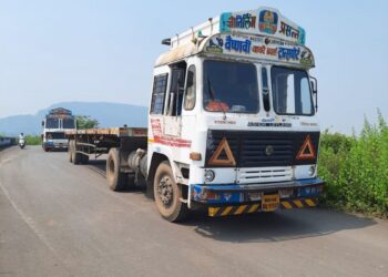 धारण तलाव साकववरून जड वाहतूक