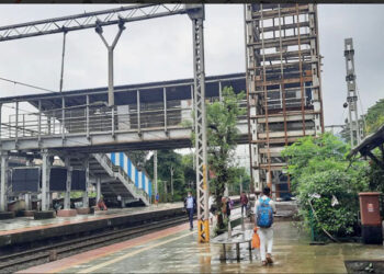 नेरळ रेल्वे स्थानकात लिफ्टची उभारणी