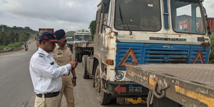 अवजड वाहनांवर पोलिसांची कारवाई