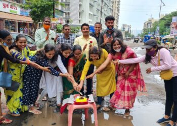 खड्ड्यांचा वाढदिवस करीत सिडकोचा निषेध
