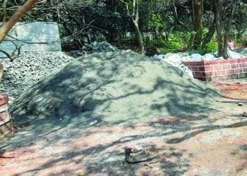 वाहनतळाच्या जागेत बांधकामाचे साहित्य