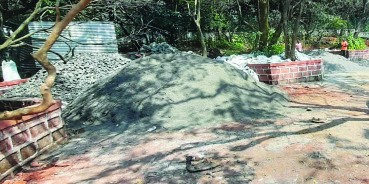 वाहनतळाच्या जागेत बांधकामाचे साहित्य