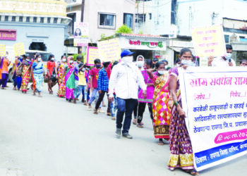 आदिवासींनी घातले रायगड जिल्हा परिषद प्रशासनाचे श्रादध