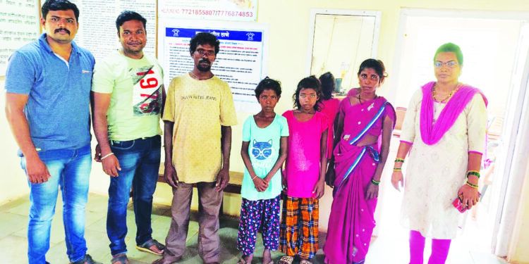 हरविलेल्या मुलींना केले पालकांच्या स्वाधीन