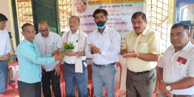 मंदिरात सुरू केले स्पर्धा परिक्षा मार्गदर्शन केंद्र