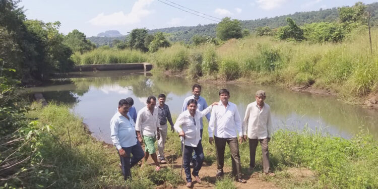 पाली – बंधारा उठला शेतकर्‍यांच्या मुळावर