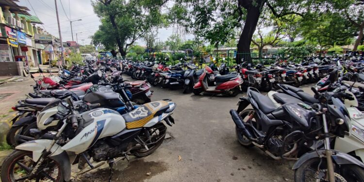 पनवेलमध्ये बेकायदेशीर वाहन पार्कींग