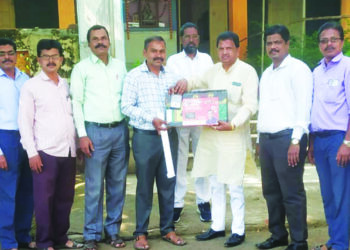 शैक्षणिक साहित्य वाटप; आ.बाळाराम पाटील यांची मदत