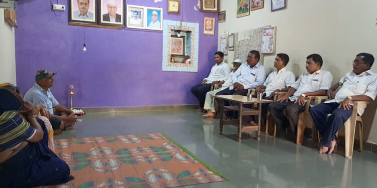 माजी आ. पंडित पाटील यांच्याकडून राजाराम धुमाळ यांच्या कुटुंबाचे सांत्वन