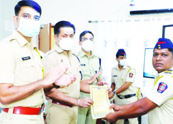 पोलीस अधीक्षकांच्या हस्ते कोलाड पोलिसांचा सन्मान