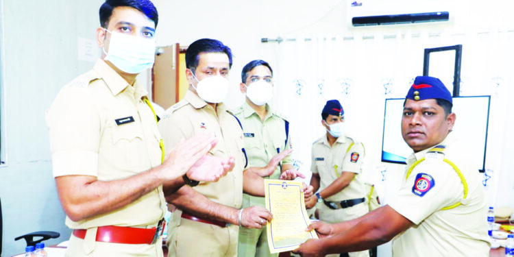 पोलीस अधीक्षकांच्या हस्ते कोलाड पोलिसांचा सन्मान