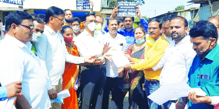 खारेपाटत पाणीपट्टी देयकाची केली होळी