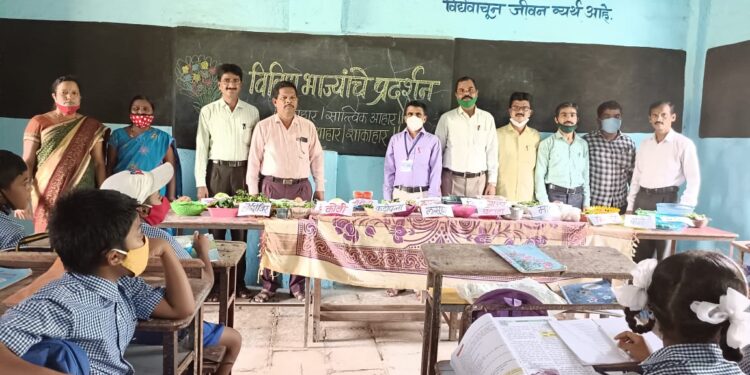 चिल्हे येथे भाज्या व चित्रकला प्रदर्शन