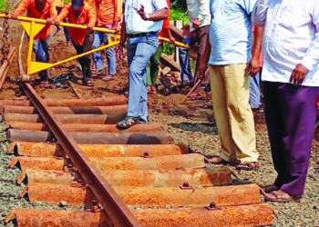 दरड पडलेल्या जागेवर रूळ बदलण्याचे काम सुरु