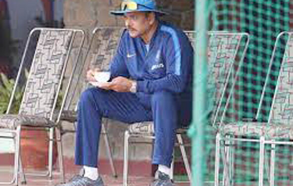 पाक-वेस्ट इंडिजचा सामना पाहण्यासाठी रवी शास्त्री मैदानाबाहेर उभे !