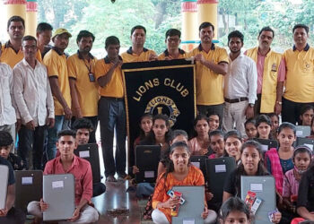 लायन्स क्लबच्यावतीने शैक्षणिक साहित्य वाटप