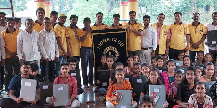 लायन्स क्लबच्यावतीने शैक्षणिक साहित्य वाटप