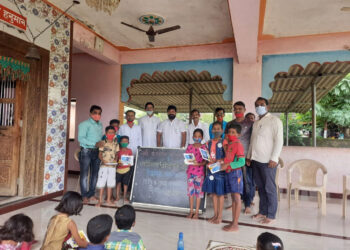 गरजू विद्यार्थ्यांना शैक्षणिक साहित्याचे वाटप