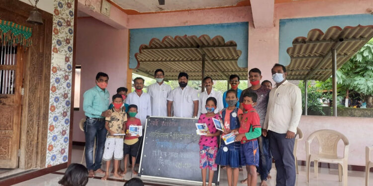 गरजू विद्यार्थ्यांना शैक्षणिक साहित्याचे वाटप