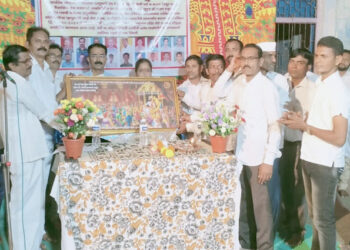 डॉक्टर दाम्पत्यांचा कोरोना योद्धाने सन्मान