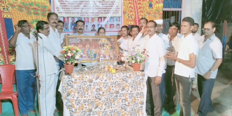 डॉक्टर दाम्पत्यांचा कोरोना योद्धाने सन्मान