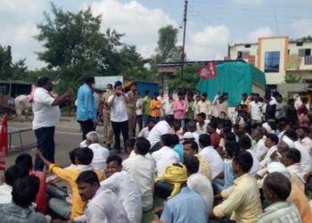 बीड जिल्हाधिकारी कार्यालयासमोर शेतकऱ्यांच्या प्रश्नावर शेकापचे आंदोलन